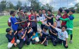 Main Mini Soccer Bersama Santri, Ustadz Zaini Terima Pemberian Cinderamata dari Pondok Pesantren Hujan Assalam